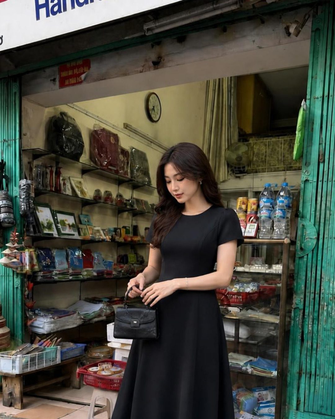 Xyra – Váy chữ A Midi Cổ tròn Túi Chéo — Đen