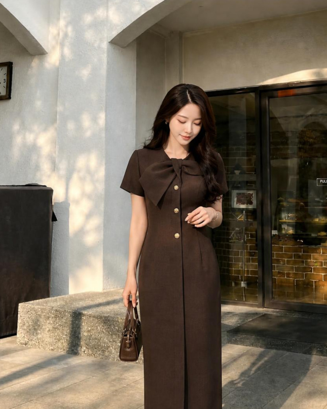 Julina – Váy Midi Cổ Tròn Kẹp Nơ — Nâu chocolate