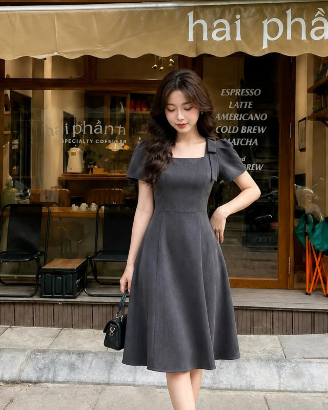 Cylia – Váy Midi Cổ Vuông Tay Bồng Đính Nơ — Xám đậm — Chính diện · Bán thân · Lifestyle