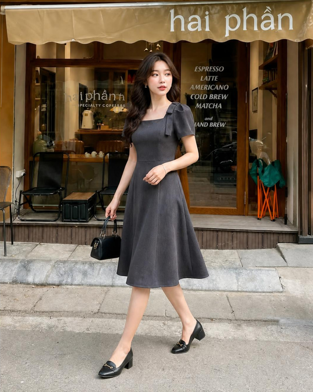 Cylia – Váy Midi Cổ Vuông Tay Bồng Đính Nơ — Xám đậm — 3/4 trước · Toàn thân · Lifestyle