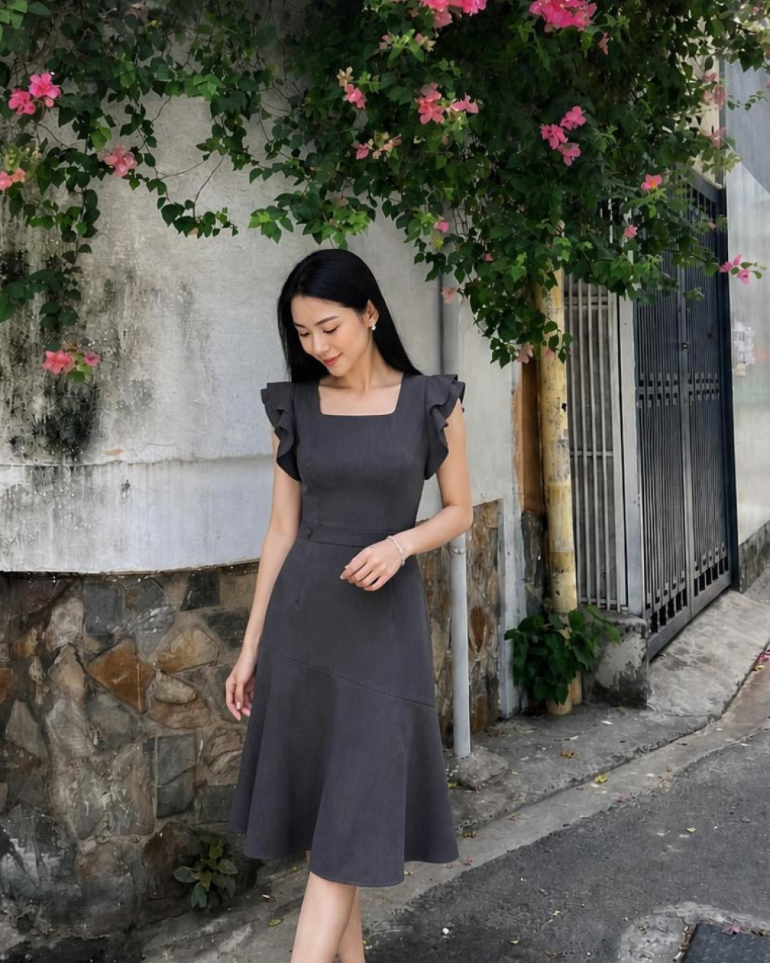 Dari – Váy Midi Cổ vuông Tay Bèo Tùng Xoè Rủ — Xám đậm