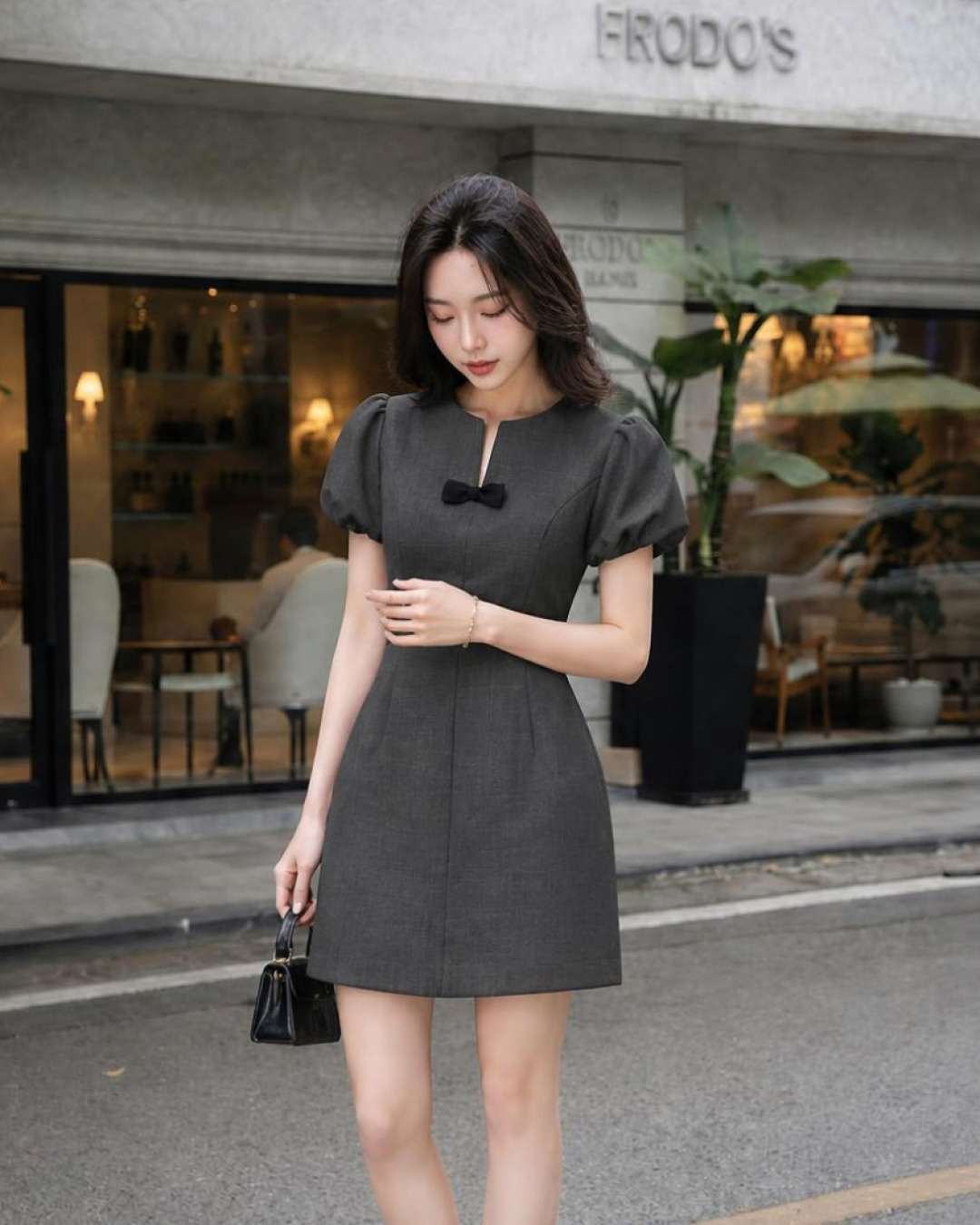 Elisa – Váy chữ A Mini Cổ tròn Xẻ Chữ V Đính Nơ Đen — Xám đậm