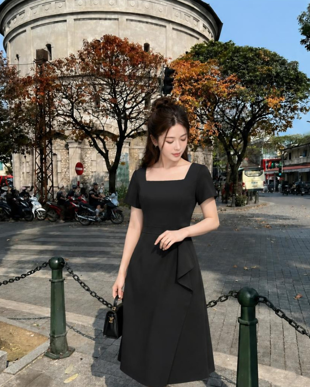 Nini – Váy Xoè A Midi Cổ vuông Bèo Chéo — Đen