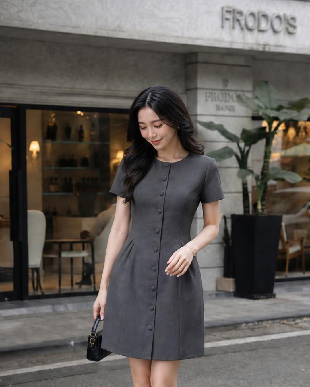 Camila – Váy Mini Cổ Tròn Tay Cộc Nhún 2 Bên Hông — Xám đậm